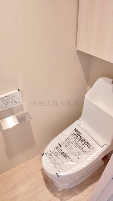 シーズンフラッツ大森西のトイレ|吊戸棚収納と温水洗浄便座付きのトイレ　