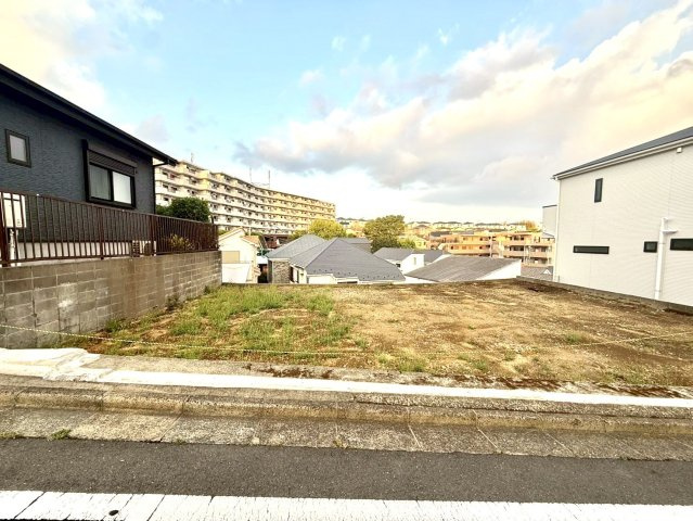 4，180～自由設計で叶える95㎡超の新築戸建　全2棟の庭|陽当り・通風・眺望に優れた高台立地。四季折々の景色を楽しみながら、穏やかな暮らしを実現します。