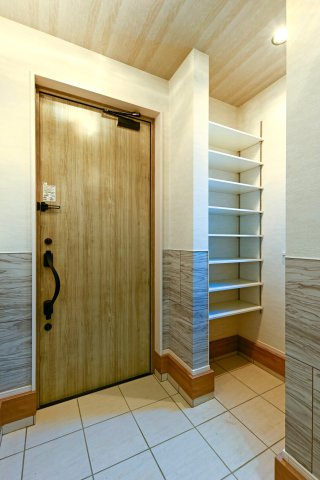 4，180～自由設計で叶える95㎡超の新築戸建　全2棟のその他共用部分|玄関横に可動棚を設けた機能的なシューズインクローゼット。靴や日用品をすっきり整理でき、来客時も美しく整った印象に。