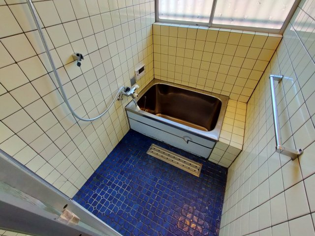 花高2丁目戸建ての浴室
