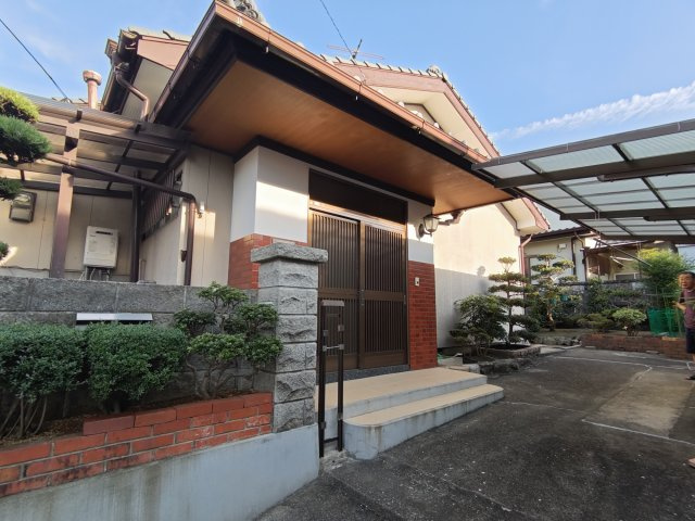 花高2丁目戸建ての玄関