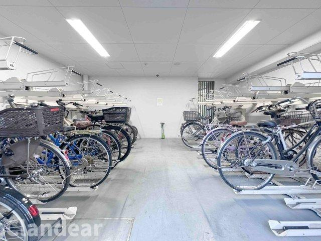 Ｋ＇ｓネーション舎人ステーションフロントの駐輪場|ドキドキの新生活も、安心してスタート。ぴったりの住まいを見つけませんか？クランディアが一緒に住まい選びをサポートします‼　まずは、お気軽にお問合せください　＃クランディア