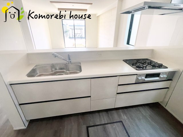 上尾市平方　3期　新築一戸建て　グラファーレ　06のキッチン|コンパクトなキッチンで掃除もラクラク