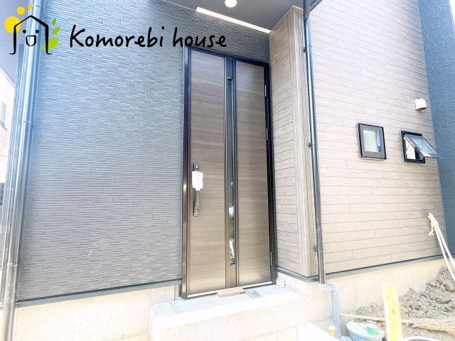 上尾市平方　3期　新築一戸建て　グラファーレ　06の玄関|明るい玄関です