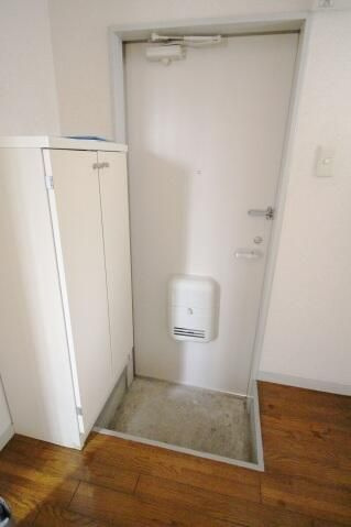 川崎市多摩区西生田３丁目のアパートの玄関
