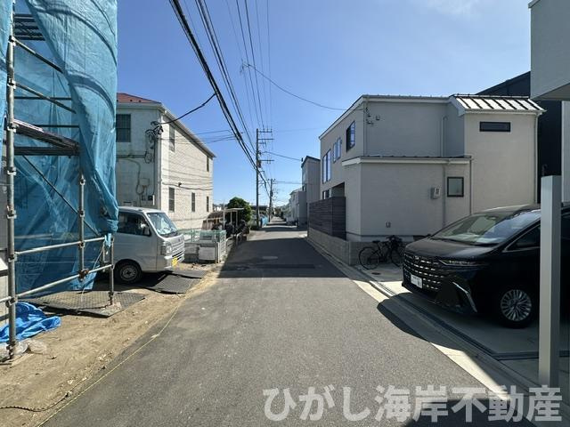 藤沢市辻堂太平台１丁目　新築戸建　全２棟の前面道路含む現地写真|5月16日撮影　建築中　現地外観