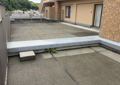 【バルコニー】 | エンゼルラクシィ南大沢 | バルコニーは、室外の専用スペースのうち、「屋根がなく開放された空間」であるものを指します。ベランダより広いタイプのものが多く、日当たりもよいため家庭菜園などを楽しみたい人にとって適した環境となります。