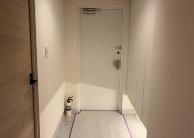 【玄関】 | エンゼルラクシィ南大沢 | 玄関は家の顔でもあり、家族以外の目にも止まる場所です。玄関は外との間を仕切る扉、靴などをしまっておく収納スペース、靴脱ぎのたたきスペース、来客とのやり取りをするドアホンなど複数のアイテムからなります。