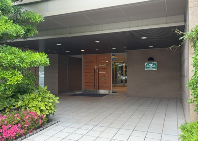 【エントランス】 | エンゼルラクシィ南大沢 | マンションのエントランスには、もともと風よけや防犯の役割がありますが、マンションによって宅配ボックスなどの設備が備わっている所もあります。日々の生活をイメージしながら生活しやすさをチェックしましょう。
