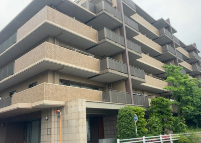 【現況写真】 | エンゼルラクシィ南大沢 | 外観はマンション管理がされているかの目安になります。築年数が古いと、壁面は劣化してひび割れが生じることも！建物が古びていても細かいところが修繕されていると、きちんと管理されているなぁと感じるでしょう。