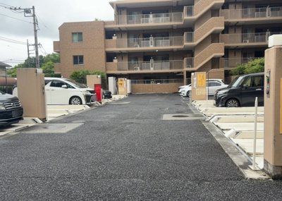 【駐車場】 | エンゼルラクシィ南大沢 | 車一台あたりに必要なスペースは、標準サイズの普通自動車で横幅2m50cm、長さ5mは必要になります。ただし、乗降のことも考慮して横幅3m30cm、長さ5m50cmほどは確保できるところを選びましょう。