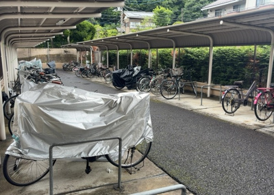 【駐輪場】 | エンゼルラクシィ南大沢 | マンションの駐輪場は、事前に空きがあるか確認を取ると安心です。せっかく入居したのに駐輪スペースがない！なんてことになったら大変ですよね。そこで、内見時や購入前にはまず事前に確認しておくと良いでしょう。