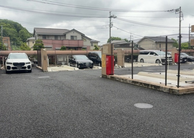 【駐車場】 | エンゼルラクシィ南大沢 | 駐車場と明記されていても、最小スペースでつくられた駐車場だと大型車は駐車できなかったり、出入りしにくくなったりする可能性があります。お車のサイズと購入したい物件の駐車場のサイズを現地で確認しましょう。