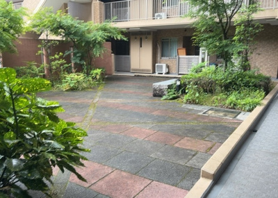 【中庭】 | エンゼルラクシィ南大沢 | 中庭（パティオ）とは、一つの建築物の内部に設けられた、壁などで囲われている庭のことを指します。コの字型、ロの字型が主流ですが、L字型の中庭もあります。最近では、インテリア性の高さからも人気があります。