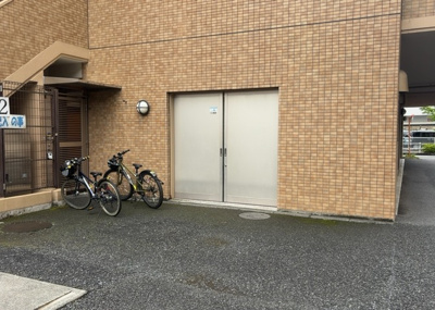 【設備】 | エンゼルラクシィ南大沢 | 共有部分は、住民なら誰もが使える設備のこと。例えば駐車場やエレベーター、インターネット設備、セキュリティ設備などがあります。他にも、マンションの廊下・外部階段やエントランス・ゴミ置き場などがあります。