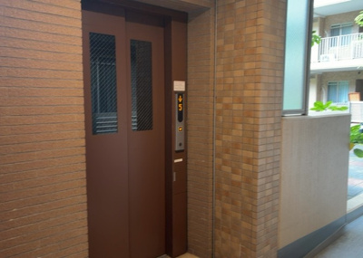 【その他共用部分】 | エンゼルラクシィ南大沢 | 共有部分は、住民なら誰もが使える設備のこと。例えば駐車場やエレベーター、インターネット設備、セキュリティ設備などがあります。他にも、マンションの廊下・外部階段やエントランス・ゴミ置き場などがあります。