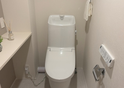 【トイレ】 | エンゼルラクシィ南大沢 | トイレは大きさや形、機能、抗菌性などが異なる多種多彩なタイプが各メーカーから出ています。それぞれに良さがあるため、事前にどういったタイプのトイレがいいのかをご家庭内で決めて、内見に行くといいでしょう。