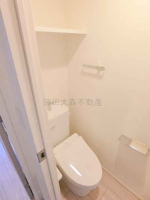 RJRプレシア蒲田のトイレ|棚と温水洗浄便座付きのトイレ　