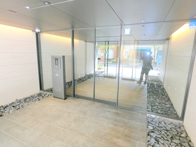 RJRプレシア蒲田のエントランス|防犯カメラTVモニター付オートロック宅配BOXメールBOX管理人室