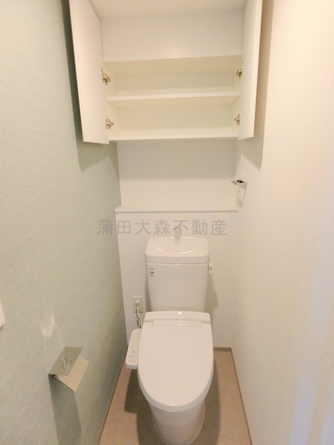 スタイリオ蒲田WESTのトイレ|吊戸棚と温水洗浄便座付きのトイレ
