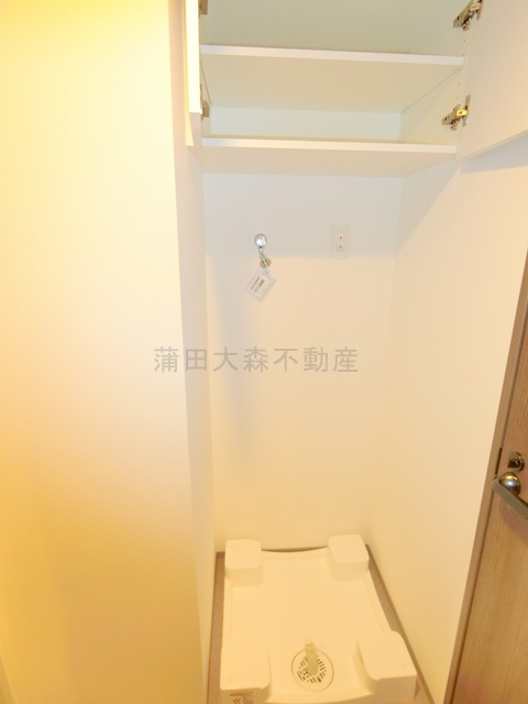 スタイリオ蒲田WESTの設備|棚付きがうれしい洗濯機置き場