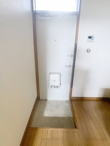 ハイツコマツの玄関