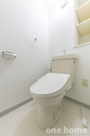 ファミール北大阪パークサイドのトイレ|◆温水洗浄便座付きトイレです！背面に棚があり、トイレットペーパーなどを収納できます！