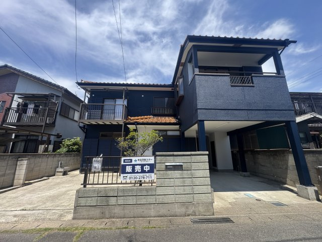 高崎市新町　中古住宅の駐車場|現地写真　駐車スペースは並列2台分可能（1台屋根付き）