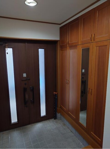 【中古戸建】本庄市小島6丁目の玄関|■玄関｜毎日の「いってらっしゃい」や「お帰りなさい」を大切なご家族と過ごす玄関は〈使いやすさ〉を追求しております。玄関横の物入は急な来客時でもさっとお片付けできるスペースを確保しています。