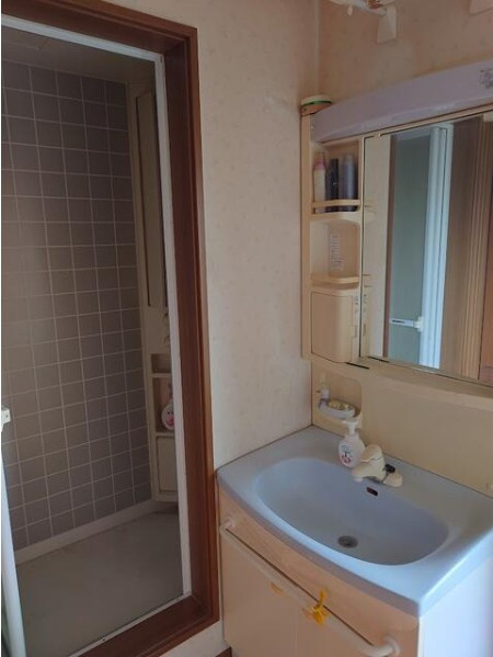 【中古戸建】本庄市小島6丁目の独立洗面台|■洗面室｜大きな鏡で朝の身支度もラクラク♪毎日の忙しい準備が楽しくなる洗面所です(^^♪