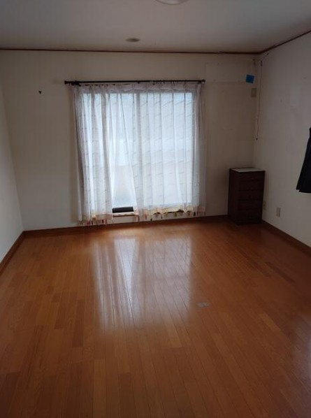 【中古戸建】本庄市小島6丁目の洋室|■洋室｜ナチュラルカラーの床です。模様替えなどとても楽しく工夫できます♪陽当たり、風通しもとても良いので毎日快適な生活スタートです！子供部屋にも良いですね♪