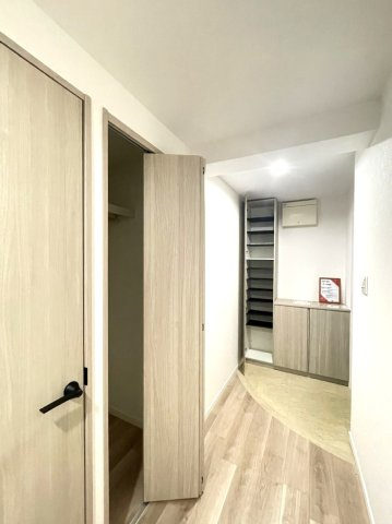 パラッシオ楽々園シービスタのその他|玄関にはシューズボックス、廊下には収納が配置されています。