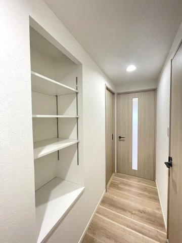 パラッシオ楽々園シービスタのその他|廊下には可動式の収納棚も設置されています。