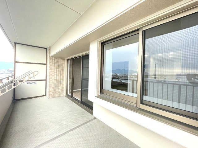 パラッシオ楽々園シービスタのバルコニー|潮風を感じることができるバルコニーです。
