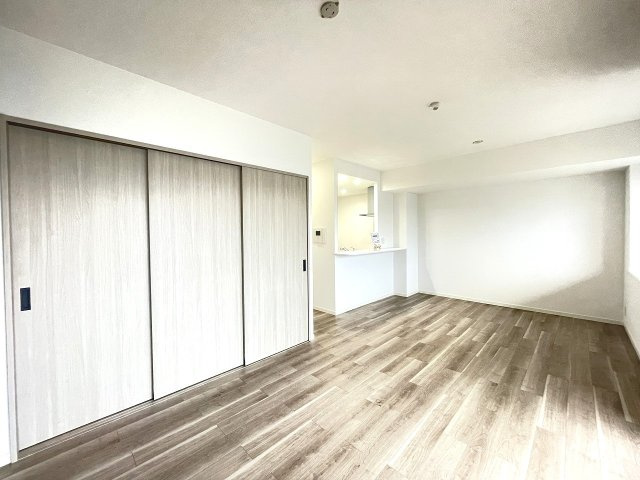 パラッシオ楽々園シービスタの洋室|陽光が降り注ぐ南向きのリビングダイニングです。