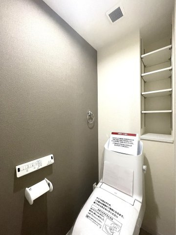 パラッシオ楽々園シービスタのトイレ|小物の収納に役立つ可動式棚が配置されているトイレです。