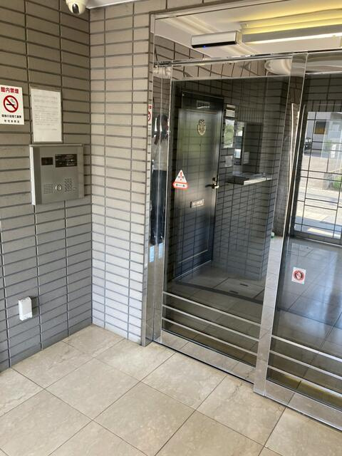 稲城市矢野口の賃貸マンションのエントランス
