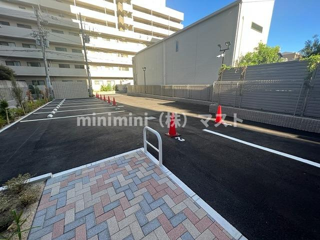 アドバンス大阪カーサの駐車場