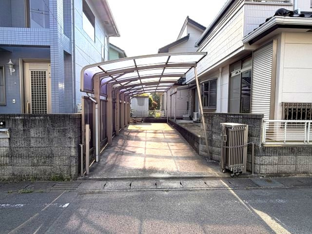 箱田町中古住宅の駐車場|■カーポート完備の駐車場