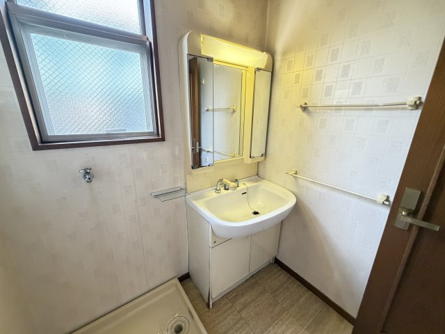 箱田町中古住宅の独立洗面台|■洗面台は各階にあります