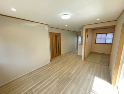 安岡寺町2丁目の居間・リビング|和室がリビングに隣接しているから、開放感を保ちながらも落ち着ける空間に。家族の団らんや趣味時間、来客時の客間としても活躍します。