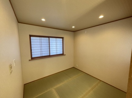 安岡寺町2丁目の和室|シンプルで落ち着いた和室は、収納や押入れも完備。家事や生活動線を邪魔せず、快適に暮らせる居心地の良い空間です