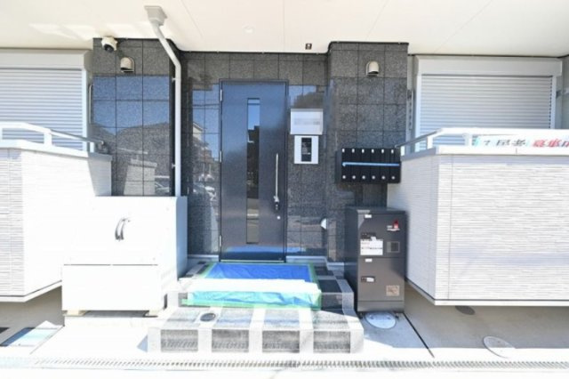 小平市学園西町１丁目のアパートのエントランス
