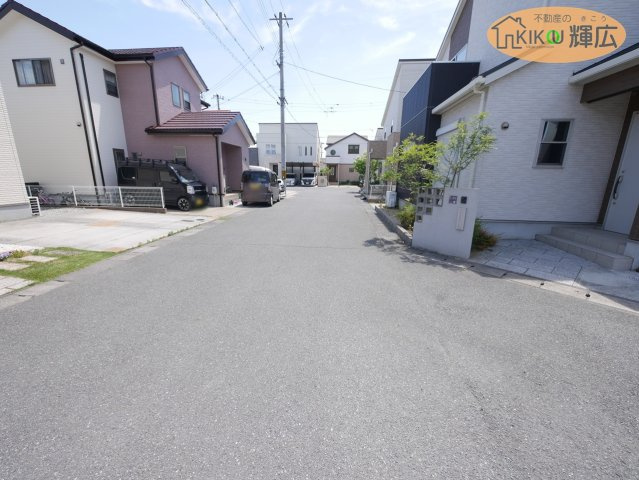 姫路市北原　中古戸建の前面道路含む現地写真