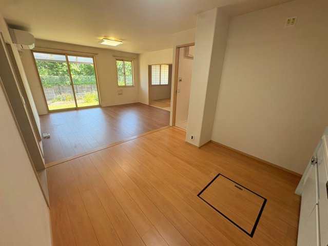 小坂本町戸建賃貸の居間・リビング