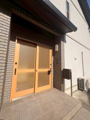 小坂本町戸建賃貸のエントランス