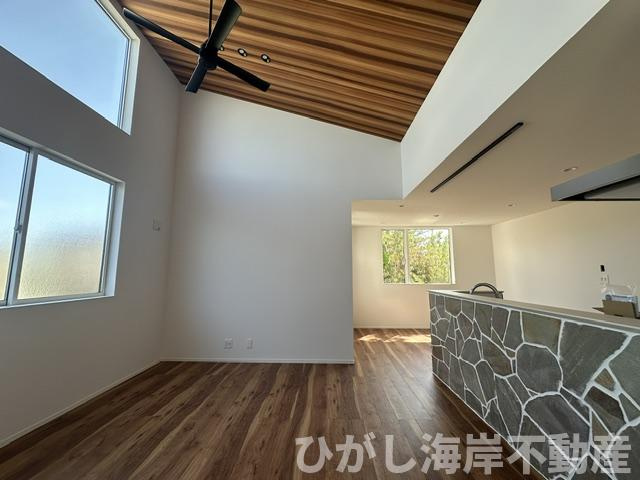 藤沢市辻堂6丁目 　新築戸建　全4棟の居間・リビング|21帖　勾配天井のLDK