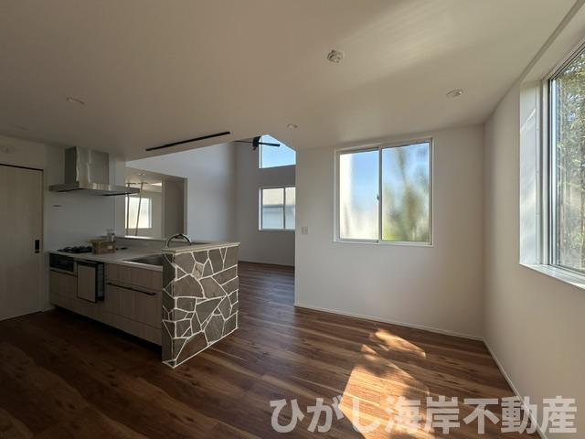 藤沢市辻堂6丁目 　新築戸建　全4棟のダイニング|21帖　勾配天井のLDK