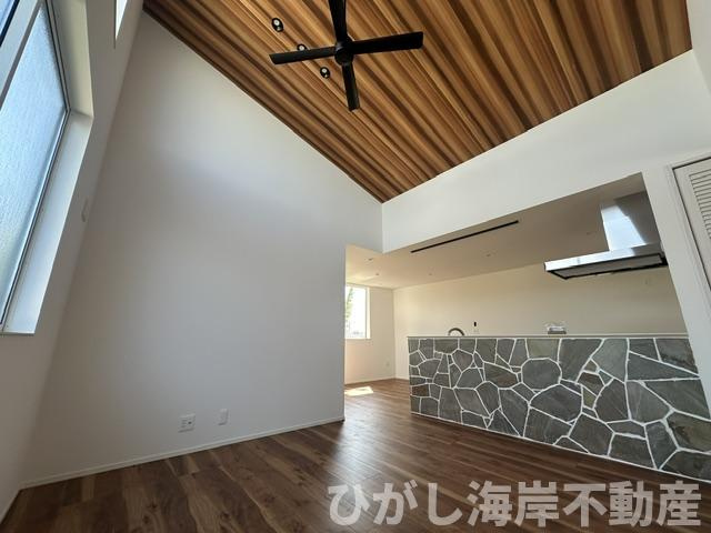 藤沢市辻堂6丁目 　新築戸建　全4棟の居間・リビング|21帖　勾配天井のLDK