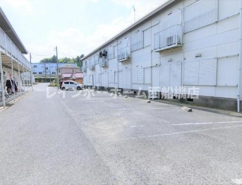 成田市寺台のアパートの駐車場